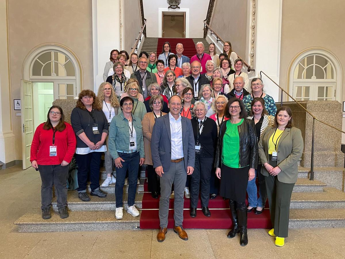 Die Besuchergruppe aus Rottal-Inn im Bayerischen Landtag mit Landtagsprsidentin Ilse Aigner (vorne, 2.v.r.) und MdL Martin Wagle (vorne, m.). 