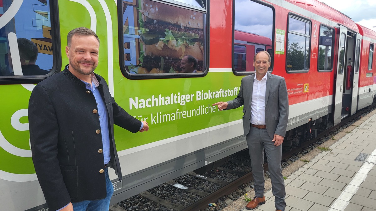 Matthias Krause, Geschftsleiter der Sdostbayernbahn (links) und MdL  Martin Wagle vor einem Zug der Rottalbahn, der von nun an mit klimafreundlichen Kraftstoff betrieben wird